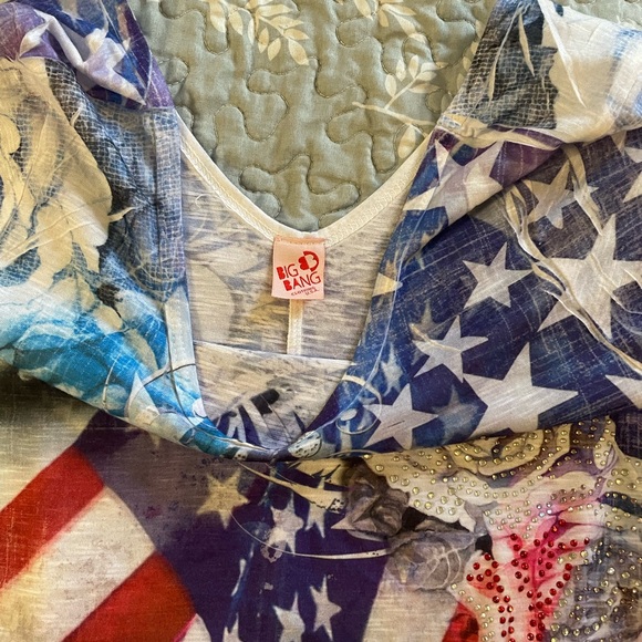 Women’s medium Patriotic Big Bang blouse so pretty - Picture 4 of 6
